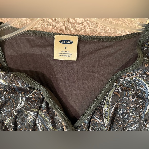 Old Navy - paisley faux wrap top with slightly belled sleeves - Picture 4 of 4